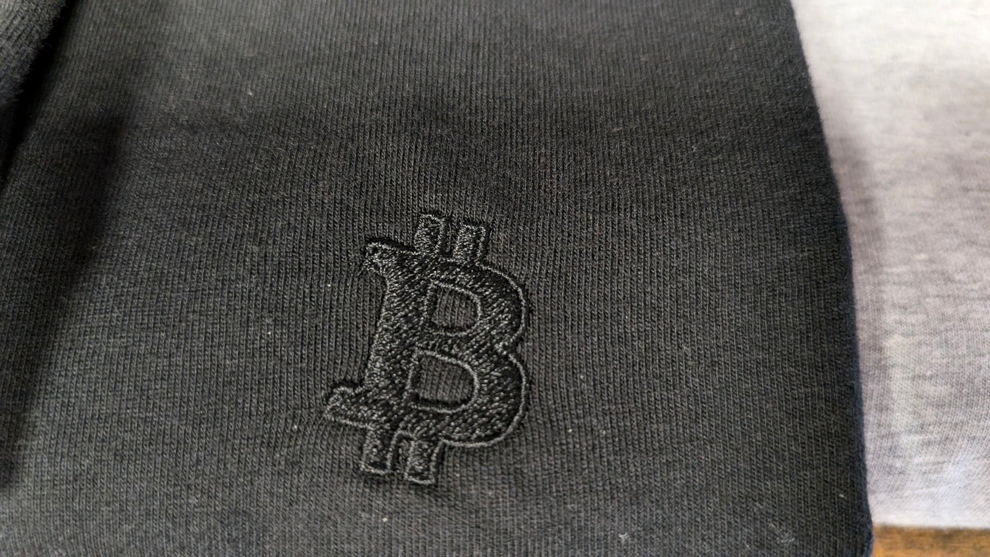 T-Shirt brodé Bitcoin "Noir sur noir" - BB