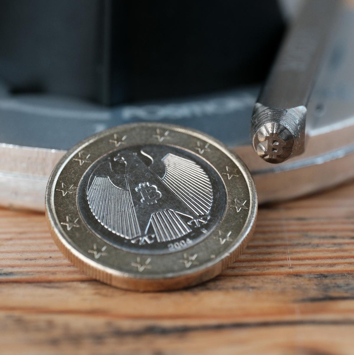 Pièce de 1 euro frappée du logo Bitcoin avec le poinçon Seedor