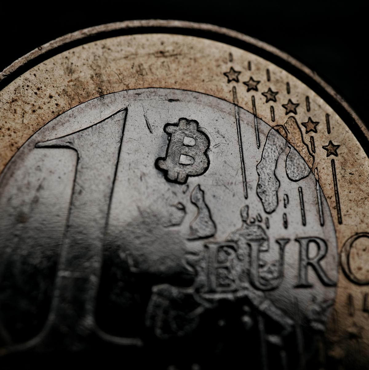 Gros plan du ₿ frappé sur une pièce de 1 euro