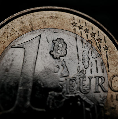 Gros plan du ₿ frappé sur une pièce de 1 euro