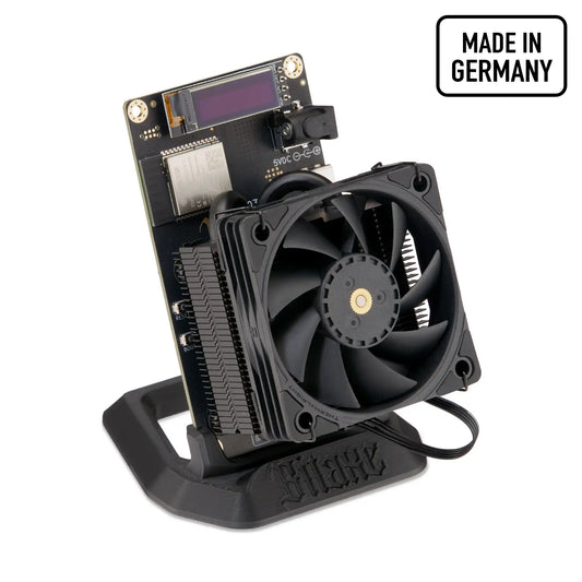 Bitaxe Gamma 603 fabriqué en Allemagne, radiateur Copperzilla 2.0 noir, sur son support